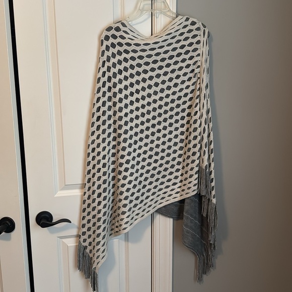 Adorable Max Edition gray & cream shawl - Picture 3 of 3
